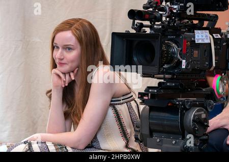 JULIA GARNER in INVENTING ANNA (2021), directed by DAVID FRANKEL and TOM VERICA. Credit: Shondaland / Album Stock Photo