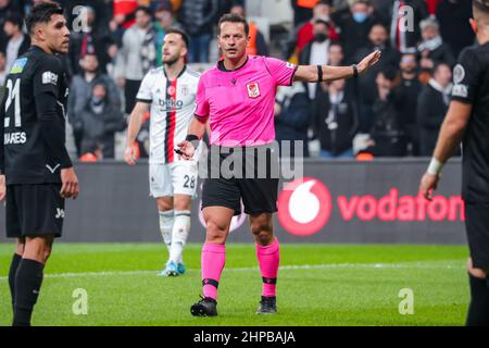 ISTANBUL, TURKEY - FEBRUARY 19: Referee Volkan Bayarslan during the Super Lig match between Besiktas and Altay at Vodafone Park Arena on February 19, 2022 in Istanbul, Turkey (Photo by /Orange Pictures) Stock Photo