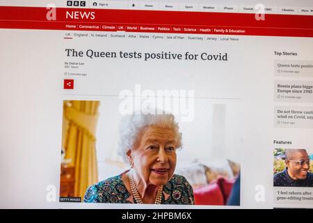 Screenshot following breaking news that Queen Elizabeth II tested positive for Covid-19: instant headline on BBC News website on 20th February 2022. Stock Photo