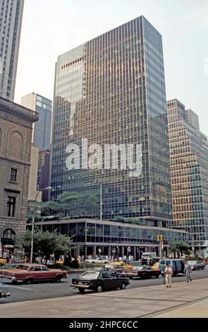 A 1980 view looking down Park Avenue near East 53rd Street, New York City, USA. Centre is Lever House (or The Lever Building), a glass-box skyscraper. The building was designed in the International Style by Gordon Bunshaft and Natalie de Blois of Skidmore, Owings & Merrill (SOM) as the headquarters of soap company Lever Brothers (Unilever). Unilever moved most of its offices out of Lever House in 1997 and the office building now has multiple tenants – a vintage 1980s photograph. Stock Photo