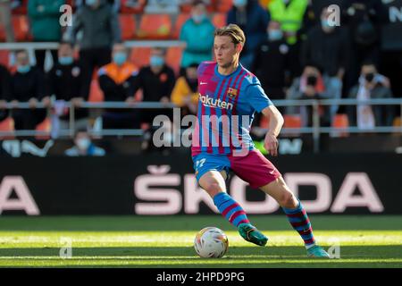 FC Barcelona's Frenkie de Jong (R) seen during the last training ...