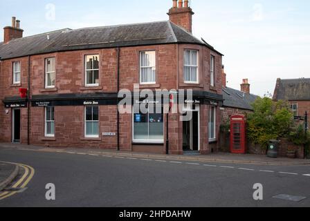 Gairie Inn Public House School Wynd Kirriemuir Angus Scotland United Kingdom exterior view corner sited red sandstone gairie inn pub public house salo Stock Photo