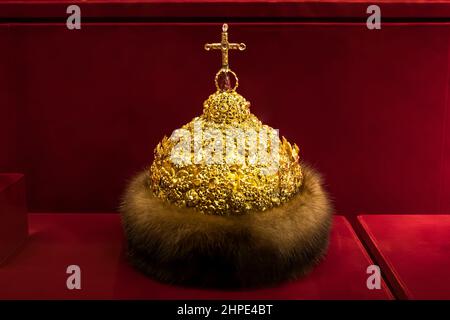 Royal monomakh hat made of gold and fur. exhibits in the armory chamber of the Moscow Kremlin. December 21, 2021. Moscow. Russia. Stock Photo