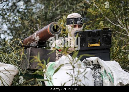Gaza Strip, Palestine. 19th February, 2022. Fighters from the Mujahideen Brigades take part in a military training at a site in Rafah in the southern Gaza Strip. These exercises are in readiness to repel any aggression on Gaza in the future. Stock Photo