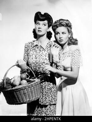 ROSALIND RUSSELL and JANET BLAIR in MY SISTER EILEEN (1942), directed by ALEXANDER HALL. Credit: COLUMBIA PICTURES / Album Stock Photo