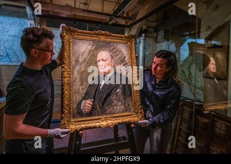 EMBARGOED till 00.01 22 Feb 2021 (ie available for print media tomorrow but not to be used online till then) - London, UK. 21st Feb, 2022. The installation of ‘The Freedom Portrait', of Winston Churchill by Frank Salisbury. It depicts the acceptance of The Freedom of the City of London and will be displayed from 23 February until 24 April 2022 in the Map Room at IWM's Churchill War Rooms. Credit: Guy Bell/Alamy Live News
