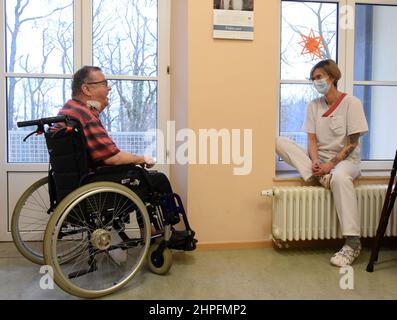 14 February 2022, Saxony-Anhalt, Halle (Saale): A nurse is talking to a patient in the palliative care unit of the Clinic for Internal Medicine II at the Martha-Maria Halle-Dölau Hospital. Photo: Waltraud Grubitzsch/dpa-Zentralbild/dpa Stock Photo