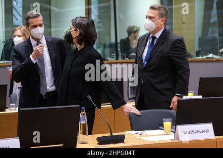 Brussels, Belgium. 21st Feb, 2022. German Foreign Minister Annalena Baerbock arrives for a Foreign Affairs Council meeting at the EU headquarters in Brussels, Belgium on February 21, 2022. Credit: ALEXANDROS MICHAILIDIS/Alamy Live News Stock Photo