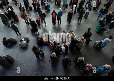 London, UK. 21 February 2022. UK Weather -  Passengers crowd the concourse at King’s Cross station as the effects of Storm Eunice and Storm Franklin are realised through cancelled and delayed trains.  Credit: Stephen Chung / Alamy Live News Stock Photo