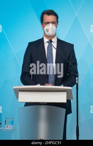 Hendrik Wuest wears an FFP2 mask with NRW emblem. On February 21, 2022, Markus Soeder ( CSU ), Prime Minister of Bavaria, and Hendrik Wuest ( CDU ), Prime Minister of North Rhine-Westphalia, met in Munich for talks. Afterwards, they informed in a press conference about the results and future action on the issue of climate crisis. (Photo by Alexander Pohl/Sipa USA) Credit: Sipa USA/Alamy Live News Stock Photo