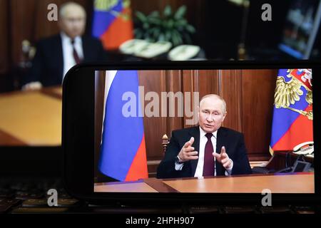 Moscow. 21st Feb, 2022. Photo taken on Feb. 21, 2022 shows a screen displaying Russian President Vladimir Putin speaking during a televised address to the nation in Moscow, Russia. Russian President Vladimir Putin announced on Monday that he has signed a decree recognizing 'the Lugansk People's Republic (LPR)' and 'the Donetsk People's Republic (DPR)' as independent and sovereign states. Credit: Bai Xueqi/Xinhua/Alamy Live News Stock Photo