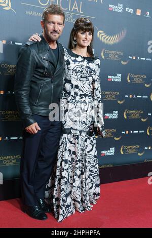 Madrid, Spain. 21st Feb, 2022. Antonio Banderas and Penélope Cruz attend the 'Competencia oficial' (Official Competition) premiere at the Capitol Cinema in Madrid. (Photo by Atilano Garcia/SOPA Images/Sipa USA) Credit: Sipa USA/Alamy Live News Stock Photo