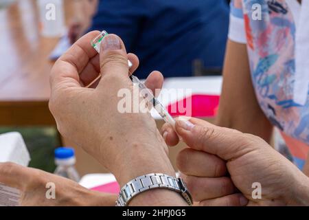 Firmat, Argentina. 17th Feb, 2022. A health worker prepares a syringe with the Pfizer/BioNTech Comirnaty COVID-19 vaccine. (Photo by Patricio Murphy/SOPA Images/Sipa USA) Credit: Sipa USA/Alamy Live News Stock Photo