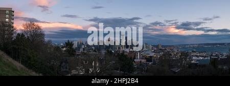 Seattle, USA. 21 Feb, 2022. Presidents Day sunset over the city as an Arctic Freeze descends on the Pacific Northwest. Temperatures are slated to drop dangerously low into the teens for the next week. Credit: James Anderson/Alamy Live News Stock Photo