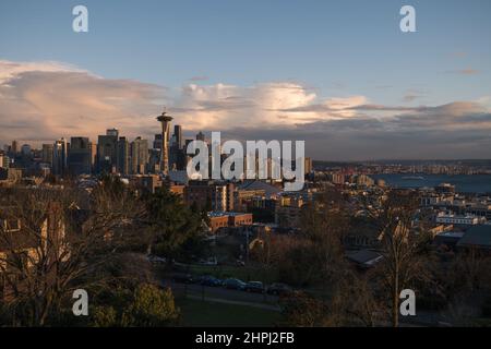 Seattle, USA. 21 Feb, 2022. Presidents Day just before sunset over the city as an Arctic Freeze descends on the Pacific Northwest. Temperatures are slated to drop dangerously low into the teens for the next week. Credit: James Anderson/Alamy Live News Stock Photo