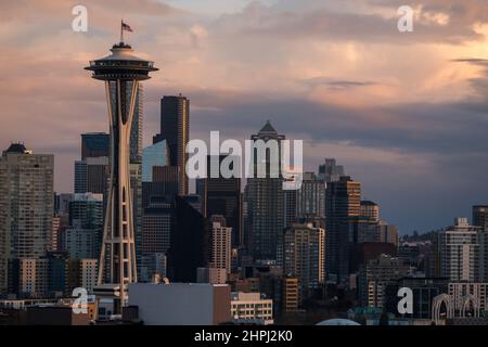 Seattle, USA. 21 Feb, 2022. Presidents Day sunset over the city as an Arctic Freeze descends on the Pacific Northwest. Temperatures are slated to drop dangerously low into the teens for the next week. Credit: James Anderson/Alamy Live News Stock Photo