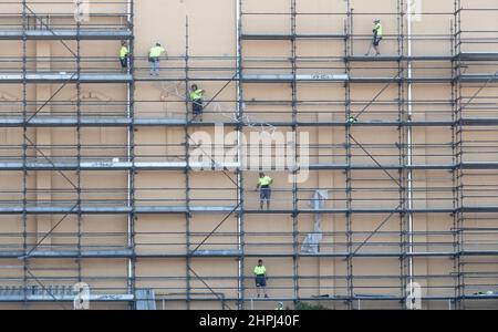 Workers construct scaffolding on a site in Melbourne Australia . Stock Photo