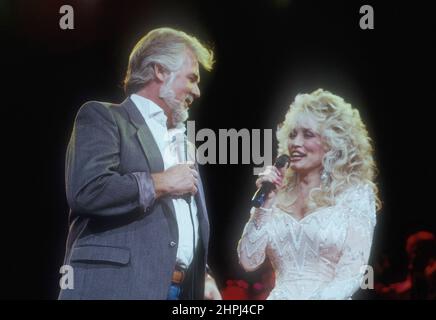 Kenny Rogers & Dolly Parton performing in 1989 Credit: Jeffrey Mayer / Rock Negatives / MediaPunch Stock Photo