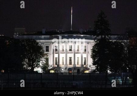 Washington, USA. 21st Feb, 2022. Photo taken on Feb. 21, 2022 shows the White House in Washington, DC, the United States. White House press secretary Jen Psaki said Monday that U.S. President Joe Biden will soon sign an executive order banning Americans from doing business in the two Ukrainian regions that Russia has recognized as independent states. Credit: Liu Jie/Xinhua/Alamy Live News Stock Photo
