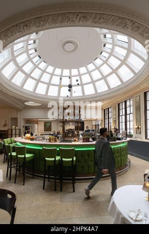 1 Lombard Street, Former bank building housing a Modern European brasserie and circular bar with domed skylight Stock Photo