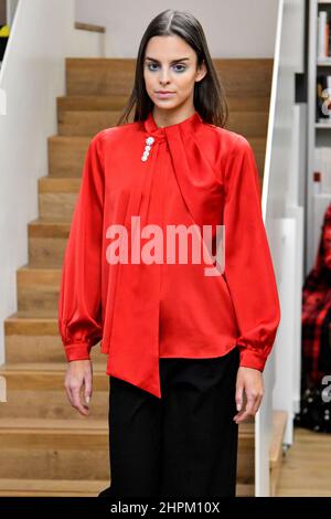 London, UK. 18th Feb, 2022. A model walks on the runway at the Schuman fashion show during Fall Winter 2022 Collections Fashion Show at London Fashion Week in London UK on February 18 2022. (Photo by Jonas Gustavsson/Sipa USA) Credit: Sipa USA/Alamy Live News Stock Photo