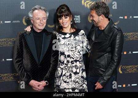 Actors Oscar Martinez, Penelope Cruz and Antonio Banderas attend the