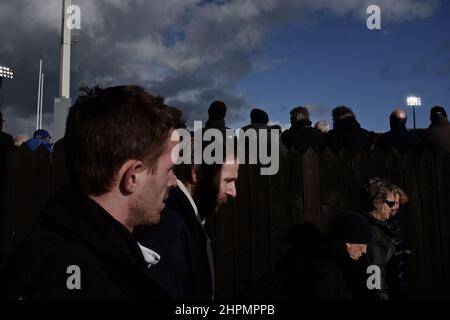 Fans of Bath Rugby on their way to entering the Recreation Ground, 'the Rec', Bath Rugby's field. Bath, Somerset, England. Stock Photo