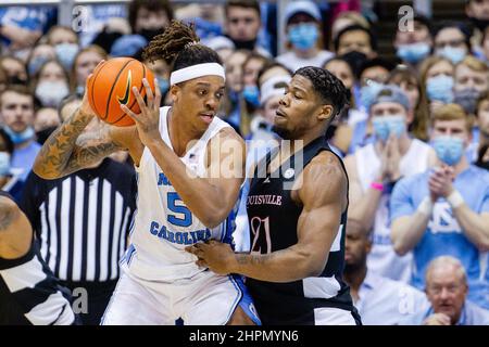 Chapel Hill, NC, USA. 21st Feb, 2022. North Carolina Tar Heels forward Armando Bacot (5) sets up against Louisville Cardinals forward Sydney Curry (21) during the second half of the ACC basketball matchup at Dean Smith Center in Chapel Hill, NC. (Scott Kinser/Cal Sport Media). Credit: csm/Alamy Live News Stock Photo