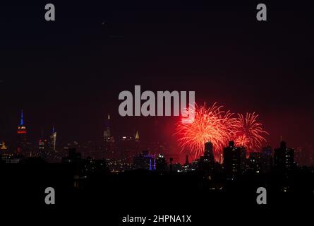 Fireworks on New York City's East River explode on the 4th of July ...