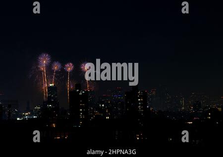 Fireworks on New York City's East River explode on the 4th of July, 2021, with the Manhattan and Brooklyn skylines visible Stock Photo