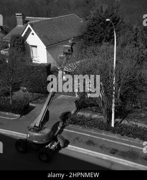 AJAXNETPHOTO. 5TH APL 2006. LOUVECIENNES, FRANCE. - SPRING HEDGE TRIMMER  - PRUNING TREES, SUBURBS, LOUVECIENNES. PHOTO:JONATHAN EASTLAND/AJAX REF:EPS211807 22 Stock Photo