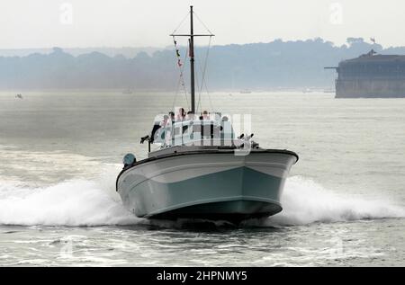 AJAXNETPHOTO. 25TH AUGUST, 2016. PORTSMOUTH, ENGLAND. - RESTORED WWII MOTOR GUN BOAT - RESTORED SECOND WORLD WAR MGB 81 (EX MTB 416) AT SPEED IN THE SOLENT DURING THE SAIL-PAST MARKING THE 100TH ANNIVERSARY OF THE FOUNDING OF COASTAL FORCES. VESSEL WAS DESIGNED BY GEORGE SELMAN AND BUILT BY BRITISH POWERBOATS AT HYTHE. PHOTO:JONATHAN EASTLAND/AJAX REF: D162508 6141 Stock Photo