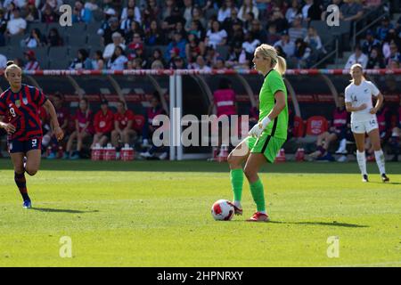 Carson, California, USA. 20th Feb, 2022. New Zealand goalkeeper Erin Nayler (1) during an international soccer match between the USA and New Zealand, in the SheBelieves Cup, at Dignity Health Sports Park in Carson, California. Justin Fine/CSM/Alamy Live News Stock Photo