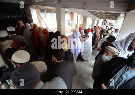 Pakistan Raza Opd Peshawar, Pakistan. 22nd Feb, 2022. People stand in a queue to get OPD ...