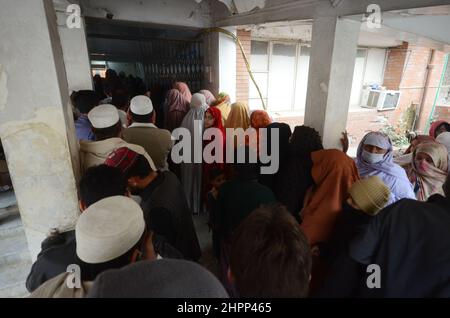 Pakistan Raza Opd Peshawar, Pakistan. 22nd Feb, 2022. People stand in a queue to get OPD ...