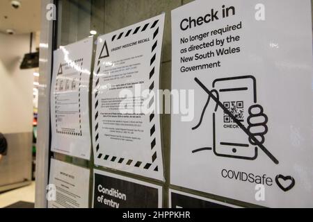 Sydney, Australia. 22nd February 2022. QR check in is no longer required at supermarkets in the state of NSW from 18th February 2022. Pictured is a sign at the entry to Woolworths Town Hall in Sydney. Credit: Richard Milnes/Alamy Live News Stock Photo