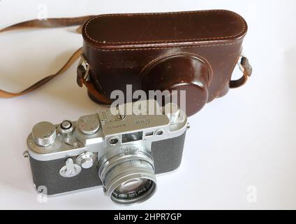 A classic German Leica IIIg with leather case, an ideal camera for photojournalism Stock Photo