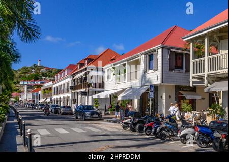 Main shopping street of Gustavia, capital von Saint-Barth: theRue de la République. Foto: Hilke Maunder Stock Photo