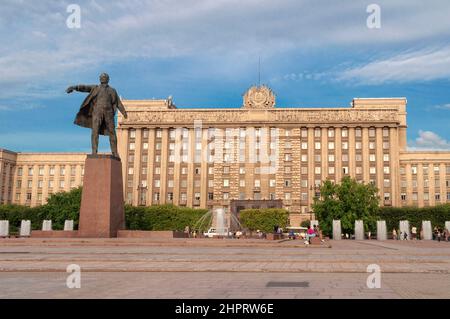 ST. PETERSBURG, RUSSIA - AUGUST 10, 2021: Monument to V. I. Lenin on the background of the House of Soviets, Moscow Square. Saint Petersburg Stock Photo