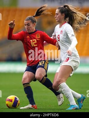 Spain's Patricia Guijarro Gutierrez (left) and Canada's Jordan Huitema battle for the ball during the Arnold Clark Cup match at Molineux Stadium, Wolverhampton. Picture date: Wednesday February 23, 2022. Stock Photo