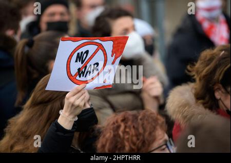 Hamburg, Germany. 23rd Feb, 2022. A demonstrator shows a sign with the inscription 'no war'. According to police, about 200 people gathered in front of the Russian Consulate General in Hamburg on Wednesday for a solidarity rally with Ukraine. The Hamburg youth organizations of the SPD, the Greens, the CDU and the FDP had called for the rally. Credit: Jonas Walzberg/dpa/Alamy Live News Stock Photo