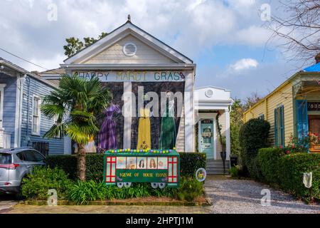 NEW ORLEANS, LA, USA - FEBRUARY 22, 2022: Historic home in Audubon-Riverside Neighborhood decorated for Mardi Gras Stock Photo