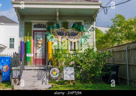 NEW ORLEANS, LA, USA - FEBRUARY 22, 2022: Shotgun house in Audubon-Riverside neighborhood decorated for Mardi Gras Stock Photo