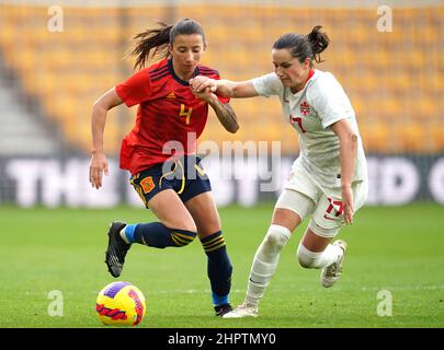 Spain's Sheila Garcia Gomez (left) and Canada's Jessie Fleming battle for the ball during the Arnold Clark Cup match at Molineux Stadium, Wolverhampton. Picture date: Wednesday February 23, 2022. Stock Photo