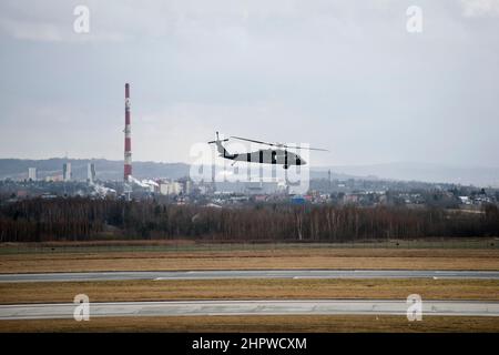 Jasionka, Poland. 23rd Feb, 2022. A US Sikorsky UH-60 Black Hawk is seen taking off from the Jasionka airport.American soldiers arrived in Poland after Pentagon announced additional forces needed. They moved from the United States to Europe, to strengthen NATO's eastern flank. US soldiers from the 82nd Airborne Division created a small military base and a storage for their equipment next to the airport in Jesionka, southern Poland. Credit: SOPA Images Limited/Alamy Live News Stock Photo