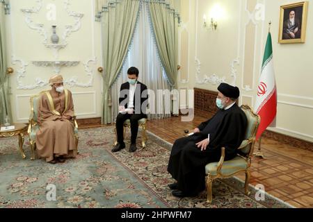 Tehran, Tehran, Iran. 23rd Feb, 2022. A handout picture provided by the Iranian presidency shows the Islamic republic's President EBRAHIM RAISI (R) during a meeting with Oman's Foreign Minister SAYYID BADR AL-BUSAIDI in Tehran on February 23, 2022. Oman has often acted as a go-between to help facilitate back-door diplomacy between the U.S. and Iran, and the visit raised speculation that Oman may get involved as an intermediary in the ongoing nuclear talks, or deliver a U.S. message to Iran. (Credit Image: © Iranian Presidency via ZUMA Press Wire) Stock Photo