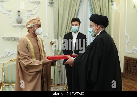 Tehran, Tehran, Iran. 23rd Feb, 2022. A handout picture provided by the Iranian presidency shows the Islamic republic's President EBRAHIM RAISI (R) during a meeting with Oman's Foreign Minister SAYYID BADR AL-BUSAIDI in Tehran on February 23, 2022. Oman has often acted as a go-between to help facilitate back-door diplomacy between the U.S. and Iran, and the visit raised speculation that Oman may get involved as an intermediary in the ongoing nuclear talks, or deliver a U.S. message to Iran. (Credit Image: © Iranian Presidency via ZUMA Press Wire) Stock Photo