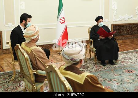 Tehran, Tehran, Iran. 23rd Feb, 2022. A handout picture provided by the Iranian presidency shows the Islamic republic's President EBRAHIM RAISI (R) during a meeting with Oman's Foreign Minister SAYYID BADR AL-BUSAIDI in Tehran on February 23, 2022. Oman has often acted as a go-between to help facilitate back-door diplomacy between the U.S. and Iran, and the visit raised speculation that Oman may get involved as an intermediary in the ongoing nuclear talks, or deliver a U.S. message to Iran. (Credit Image: © Iranian Presidency via ZUMA Press Wire) Stock Photo