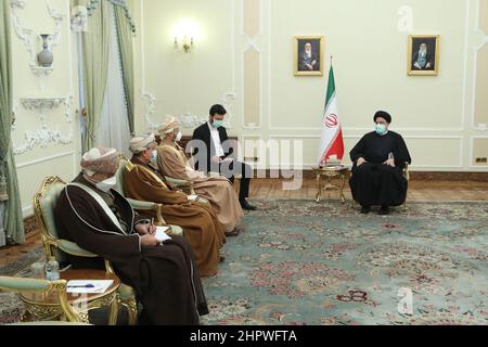 Tehran, Tehran, Iran. 23rd Feb, 2022. A handout picture provided by the Iranian presidency shows the Islamic republic's President EBRAHIM RAISI (R) during a meeting with Oman's Foreign Minister SAYYID BADR AL-BUSAIDI in Tehran on February 23, 2022. Oman has often acted as a go-between to help facilitate back-door diplomacy between the U.S. and Iran, and the visit raised speculation that Oman may get involved as an intermediary in the ongoing nuclear talks, or deliver a U.S. message to Iran. (Credit Image: © Iranian Presidency via ZUMA Press Wire) Stock Photo