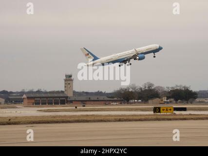 San Antonio, TX, USA. 23rd Feb, 2022. The U.S. Air Force plane carrying First Lady Jill Biden (not shown) lifts off from Kelly Field in San Antonio after an afternoon visit to the MD Anderson Cancer Center at UTHealth and a military day care. (Credit Image: © Bob Daemmrich/ZUMA Press Wire) Stock Photo